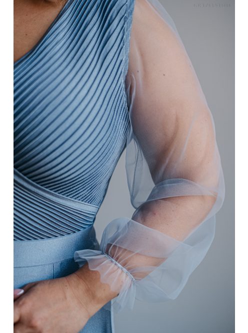 Átlapolt, bordázott mellrészű acélkék maxi ruha tüll ujjakkal.