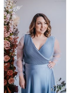   Polli - átlapolt, bordázott mellrészű riva színű maxi ruha tüll ujjakkal