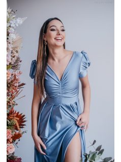 Enyhén puffos ujjú ráncolt dekoltázsú maxi ruha riva színben.