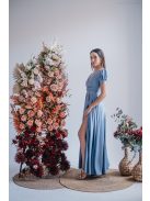 Enyhén puffos ujjú ráncolt dekoltázsú maxi ruha riva színben.