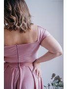 Ráncolt felsőrészű, romantikus ujjú mályva színű maxi ruha.