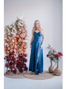 Vékony pántos, szív kivágású maxi ruha farmerkék színben.