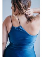 Farmerkék színű maxi ruha aszimmetrikus felsőrésszel.