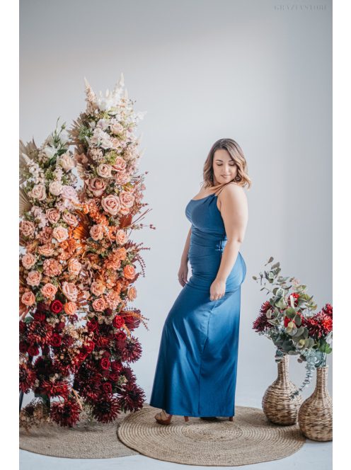 Farmerkék színű maxi ruha aszimmetrikus felsőrésszel.