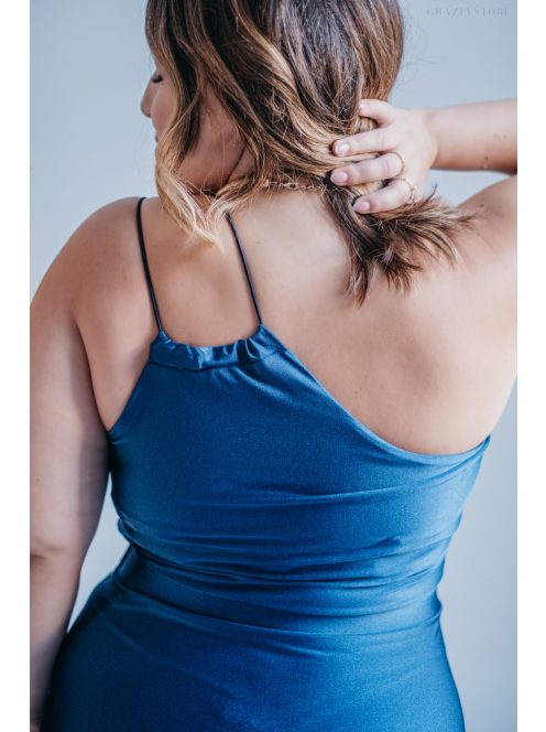 Farmerkék színű maxi ruha aszimmetrikus felsőrésszel.