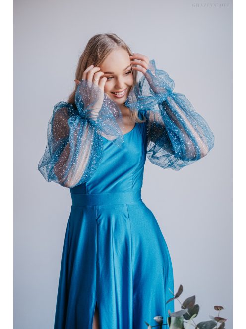 Adél– U-kivágású maxi ruha strasszköves tüll ujjakkal blue fondale színben