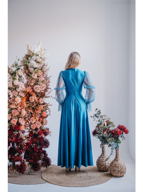 Adél– U-kivágású maxi ruha strasszköves tüll ujjakkal blue fondale színben