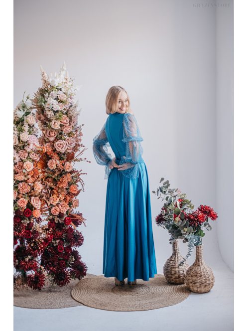 Adél– U-kivágású maxi ruha strasszköves tüll ujjakkal blue fondale színben