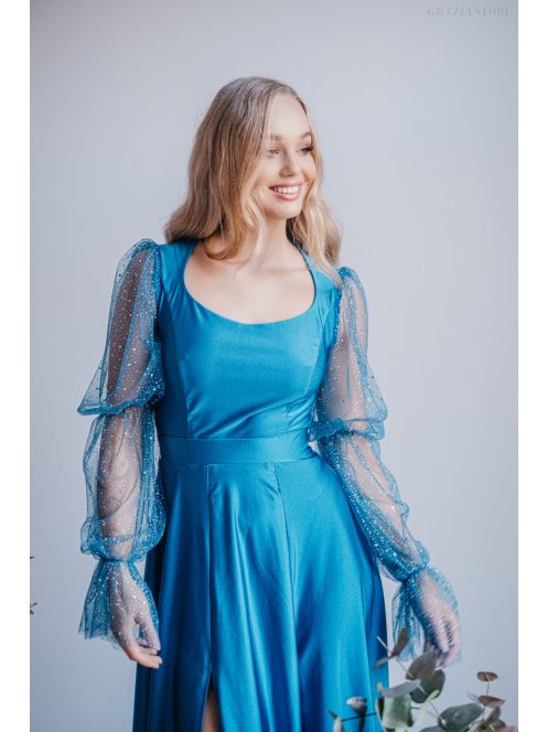 Adél– U-kivágású maxi ruha strasszköves tüll ujjakkal blue fondale színben