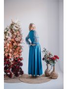 Adél– U-kivágású maxi ruha strasszköves tüll ujjakkal blue fondale színben