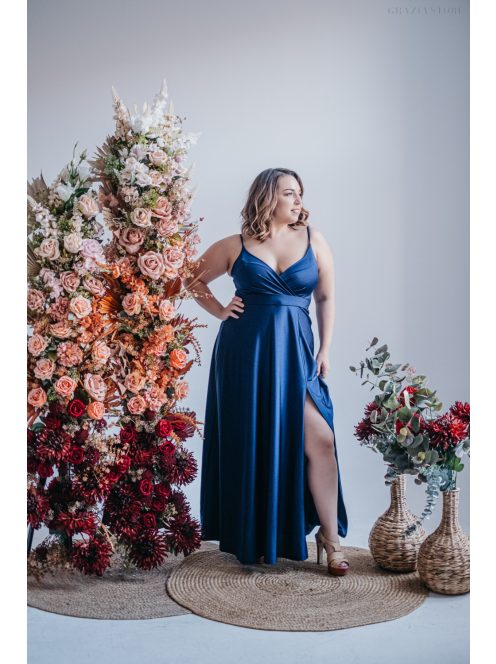 Abigél – átlapolt mellrészű blue scuro színű maxi ruha 