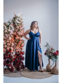   Abigél – átlapolt mellrészű blue scuro színű maxi ruha 