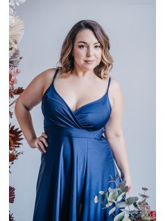   Abigél – átlapolt mellrészű blue scuro színű maxi ruha 