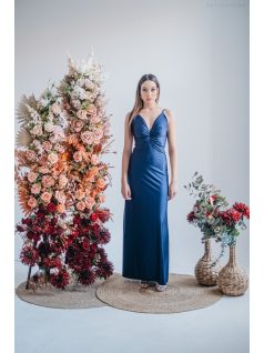   Emili- V-kivágású, ráncolt maxi ruha, vékony pántokkal blue scuro színben