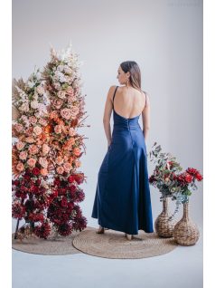   Emili- V-kivágású, ráncolt maxi ruha, vékony pántokkal blue scuro színben