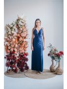 Emili- V-kivágású, ráncolt maxi ruha, vékony pántokkal blue scuro színben