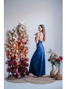 Emili- V-kivágású, ráncolt maxi ruha, vékony pántokkal blue scuro színben