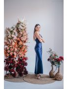 Emili- V-kivágású, ráncolt maxi ruha, vékony pántokkal blue scuro színben