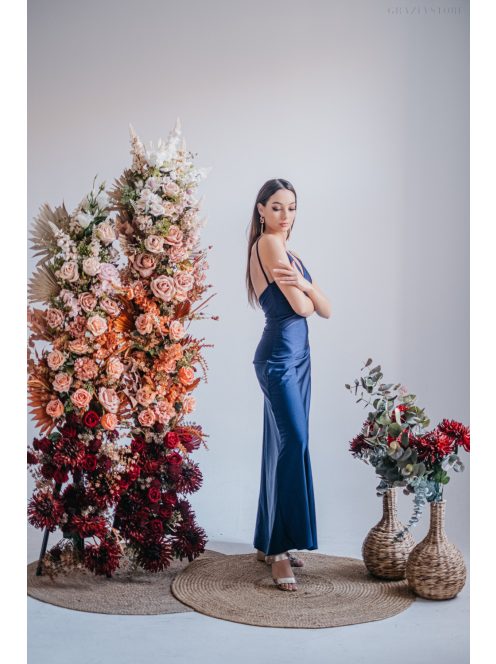 Emili- V-kivágású, ráncolt maxi ruha, vékony pántokkal blue scuro színben