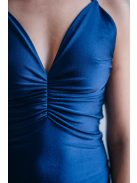 Emili- V-kivágású, ráncolt maxi ruha, vékony pántokkal blue scuro színben