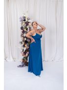 Abigél – átlapolt mellrészű petrolkék színű muszlin maxi ruha 