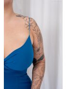 Abigél – átlapolt mellrészű petrolkék színű muszlin maxi ruha 