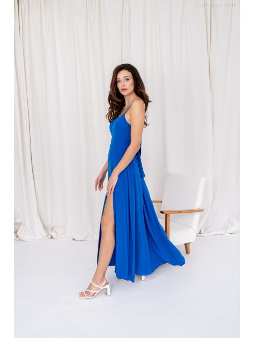 Dália egy királykék színű, muszlin maxi ruha különleges hátrésszel. 