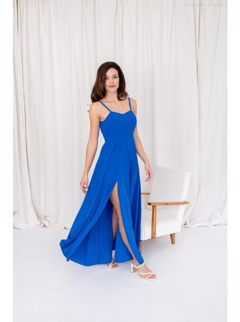 Dália egy királykék színű, muszlin maxi ruha különleges hátrésszel. 