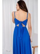 Dália egy királykék színű, muszlin maxi ruha különleges hátrésszel. 