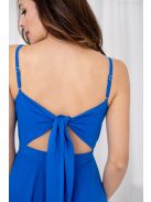 Dália egy királykék színű, muszlin maxi ruha különleges hátrésszel. 