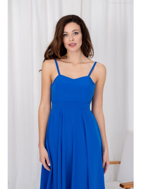 Dália egy királykék színű, muszlin maxi ruha különleges hátrésszel. 