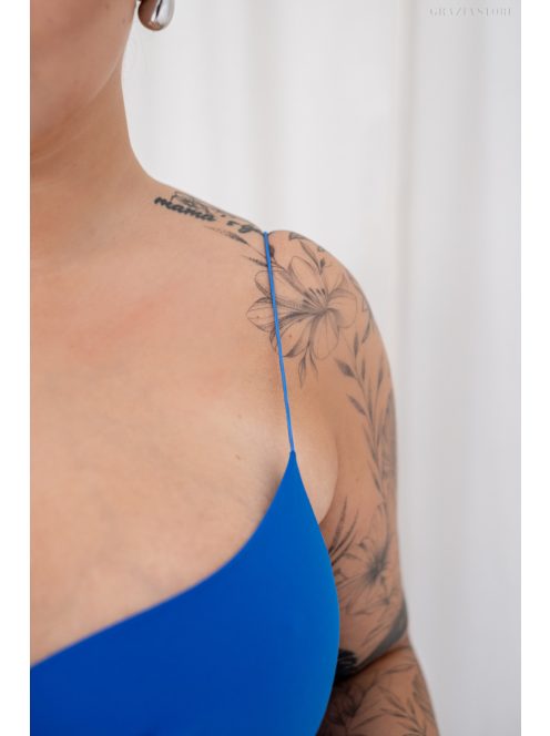 Abigél átlapolt mellrészű, vékony pántos muszlin maxi, kék színben. 