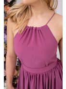 Odett egy ujjatlan, muszlin maxi húzott szoknyával, Rose színben.