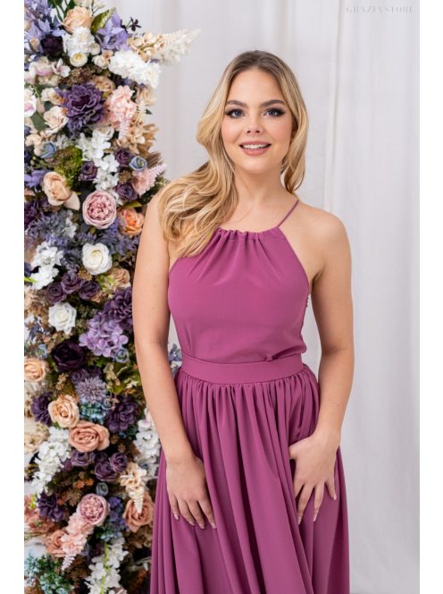 Odett egy ujjatlan, muszlin maxi húzott szoknyával, Rose színben.