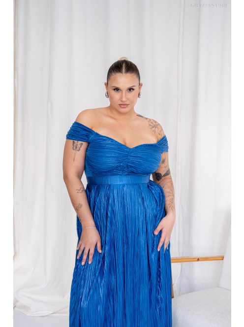 Inez – ráncolt felsőrészű, romantikus ujjú kék színű maxi ruha fényes, pliszírozott anyagból