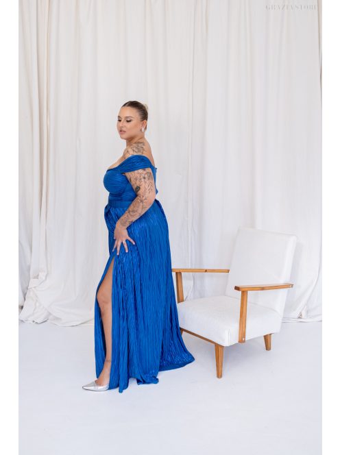 Inez – ráncolt felsőrészű, romantikus ujjú kék színű maxi ruha fényes, pliszírozott anyagból