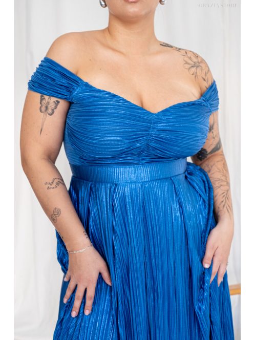 Inez – ráncolt felsőrészű, romantikus ujjú kék színű maxi ruha fényes, pliszírozott anyagból