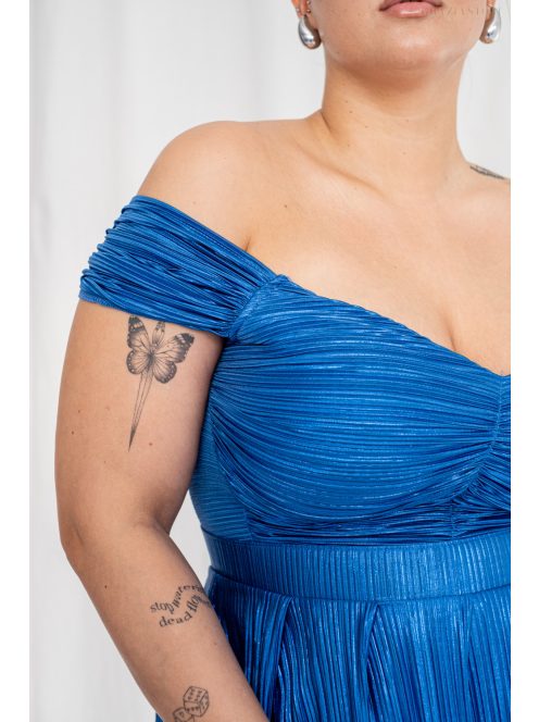 Inez – ráncolt felsőrészű, romantikus ujjú kék színű maxi ruha fényes, pliszírozott anyagból