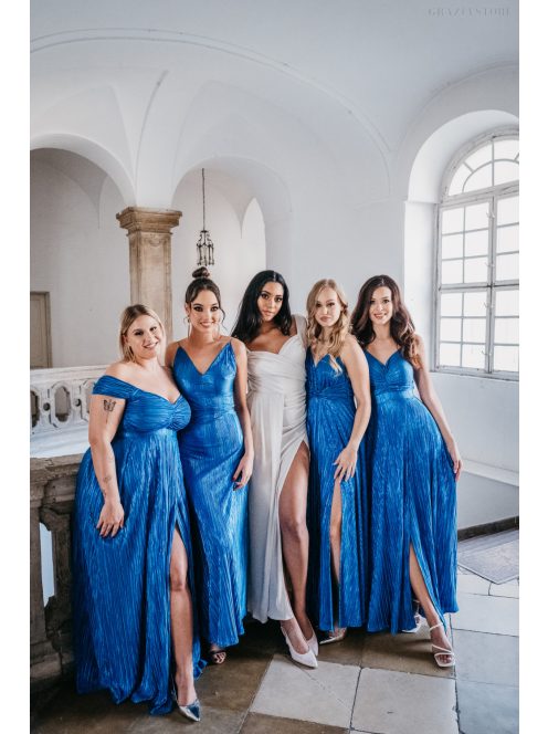 Inez – ráncolt felsőrészű, romantikus ujjú kék színű maxi ruha fényes, pliszírozott anyagból