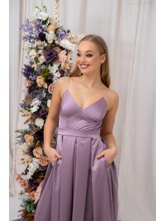   Zenina – V-kivágású szatén maxi ruha spagetti pántokkal mályva színben 