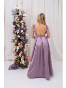 Gyöngy – mályva színű szatén maxi ruha csillogós felsőrésszel V alakú hátkivágással