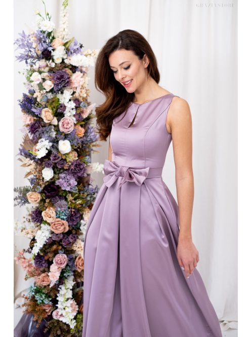 Manka – derekán masnival díszített, ujjatlan, szatén maxi ruha mályva színben