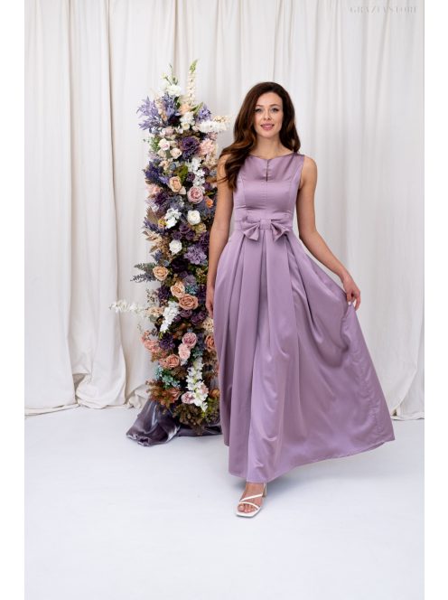 Manka – derekán masnival díszített, ujjatlan, szatén maxi ruha mályva színben