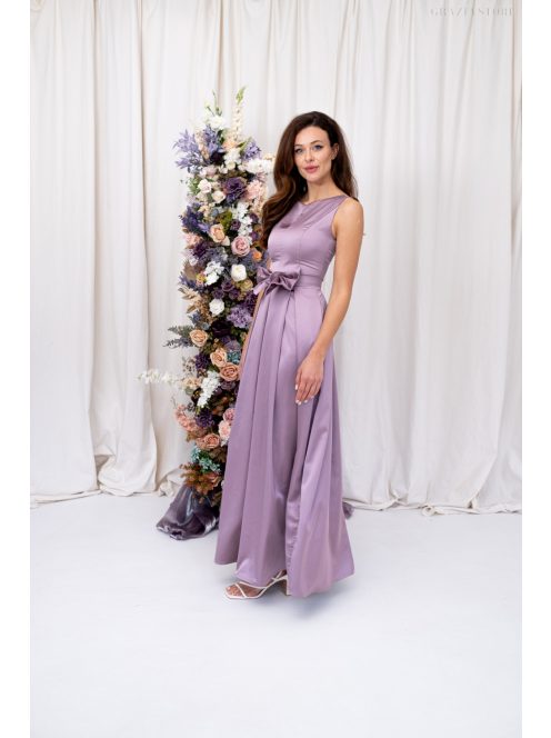 Manka – derekán masnival díszített, ujjatlan, szatén maxi ruha mályva színben