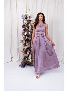   Manka – derekán masnival díszített, ujjatlan, szatén maxi ruha mályva színben