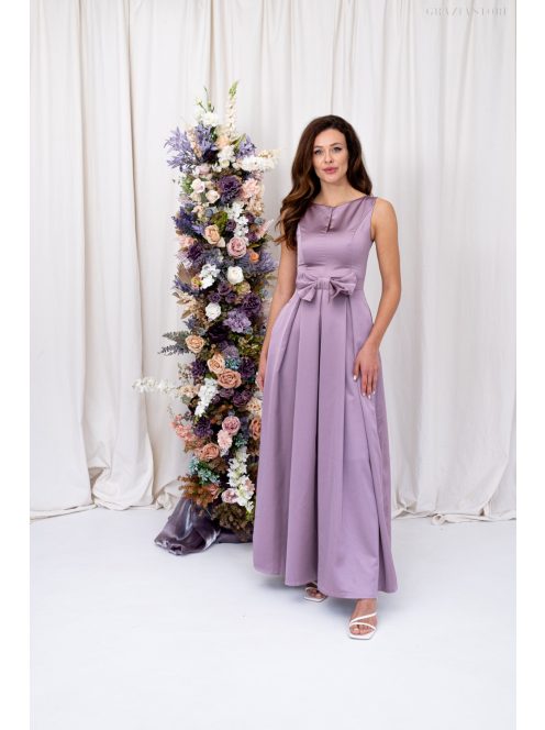 Manka – derekán masnival díszített, ujjatlan, szatén maxi ruha.