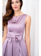 Manka – derekán masnival díszített, ujjatlan, szatén maxi ruha mályva színben