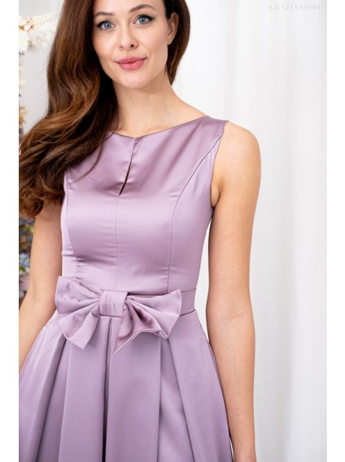 Manka – derekán masnival díszített, ujjatlan, szatén maxi ruha.