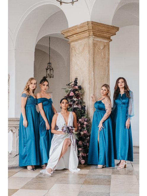 Írisz - Különleges dekoltázsú maxi hosszú, strasszos tüll ujjakkal petrolkék színben, szatén anyagból