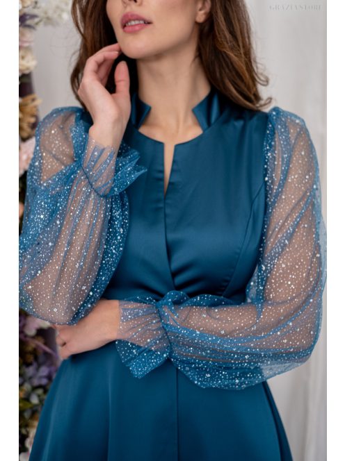 Írisz - Különleges dekoltázsú maxi hosszú, strasszos tüll ujjakkal petrolkék színben, szatén anyagból